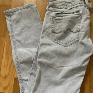 Grå pepejeans - Grå Pepe jeans i storlek W30 L32 med snygga detaljer. 💕 De har en liten repa på ena fickan men inget hål. Säljer då de tyvärr inte passar mig. 