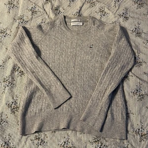 Stickad Peak Perfomance tröja - Riktigt snygg stickad tröja från Peak Perfomance. Storlek M men krymt lite i tvätten så passar xs.