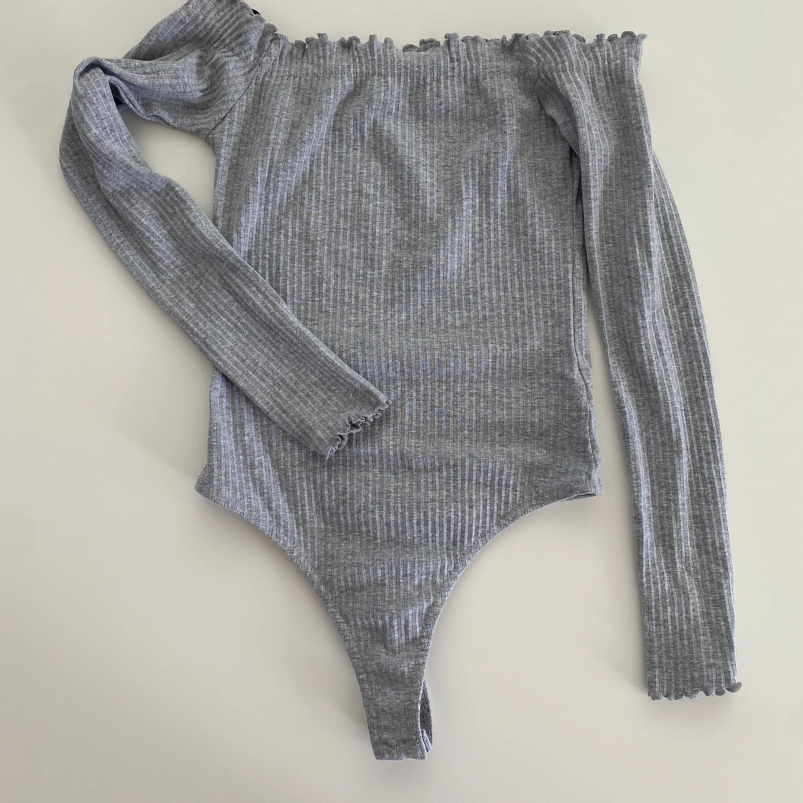Grå ribbad offshoulder bodysuit från Missguided