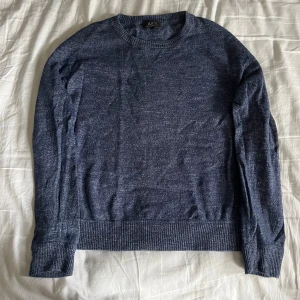 Blå stickad tröja från A.P.C. - Snygg tröja från A.P.C tyvärr så har den krympts i tvätten så den sitter nu kanske som en xs/s istället för L. Skriv för mått på tröjan eller andra frågor!