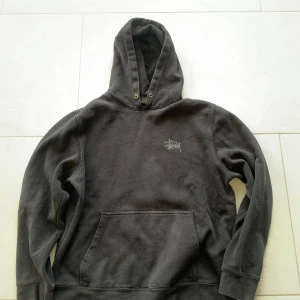 Stussy Hoodie - Svart stussy hoodie med logga fram och bak, riktigt skönt och sitter snyggt. Mycket bra skick, pris kan diskuteras vid snabb affär!