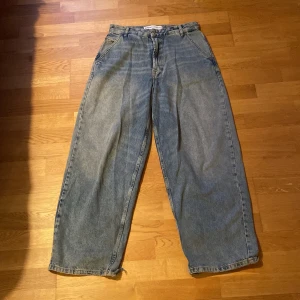 Blå jeans från Bershka - Ett par ljusblåa jeans från Bershka, de är uppslitna vid fötterna (sista bilden) men märks inte när man har dom på, man kan även klippa bort de ifall man vill. Fickorna där bak är runda nertill och fickorna där fram är snea (ser på första bilden). Säljer för att dom inte används. Midjan är 40cm och längden på benen är 105cm.