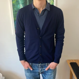 Cardigan  - Väldigt snygg these glory days cardigan i merinoull. Väldigt bra skick och grym kvalite. Nypris ligger på cirka 1200kr. Hör av er om ni har frågor 😊