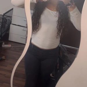 Vit långärmad topp - Säljer en stilren vit långärmad topp. Perfekt för lager-på-lager eller att bära som den är. Enkel och mångsidig design som passar till det mesta.