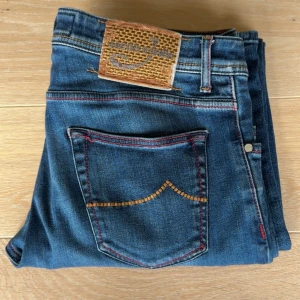 Jacob Cohën jeans - Ett par fräscha jeans från Jacob Cohën i storlek 35, varsamt använda och i mycket bra skick! Materialet är stretchigt vilket gör dem väldigt sköna att ha på sig. Tveka inte på att höra av er vid frågor och liknande, pris kan diskuteras vid en snabb affär🙌🏼