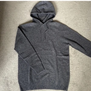 Merinoull Hoodie - En sjukt snygg hoodie i 100% Merinoull!🌟Perfekt tröja för våren och sommaren! Storlek S, använd max 3 gånger, inga defekter! Hör av dig vid intresse eller minsta fundering😊