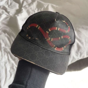 Gucci kingsnake - använd och lite sliten men annars bra skick, priset går att diskuteras. 