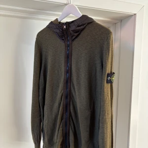 Grön kofta med nylon huva från Stone Island - Grön kofta med nylon huva, storlek XL sitter som L