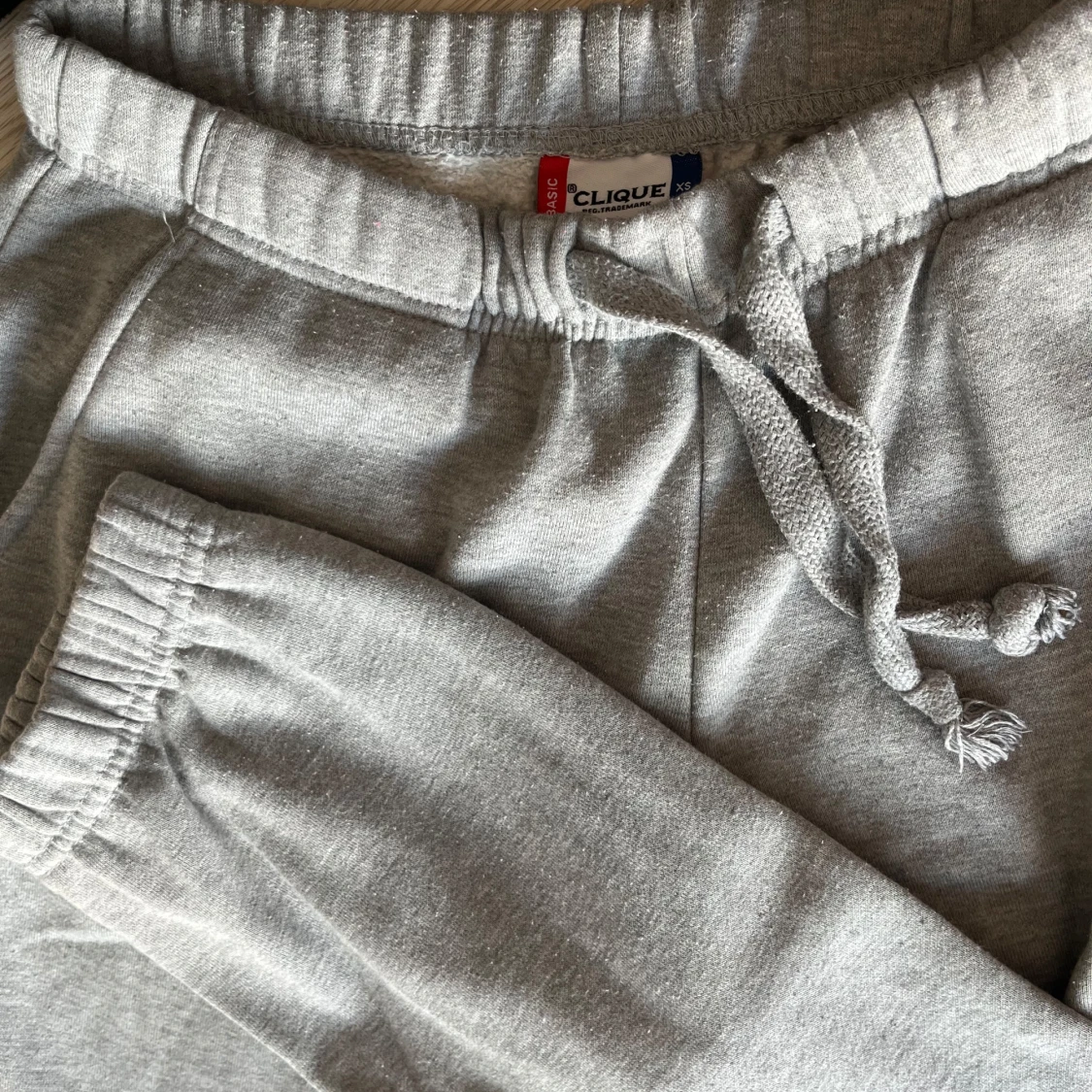 Grå mjukisbyxor från Clique - 2