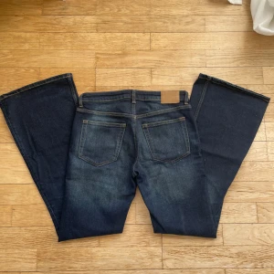 Lågmidjade bootcut jeans - Lågmidjade bootcut jeans, använda någon enstaka gång så helt nytt skick. Pris kan diskuteras vid snabb affär!                                                            ( Obs! bilderna från hemsidan kan eventuellt visa fel färg, färgerna har bytt namn sedan jag köpte, men se för passform,) 