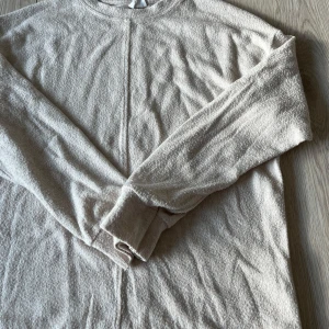 Beige långärmad tröja från Zara - Säljer en stilren beige långärmad tröja från Zara. Tröjan har en enkel design med rund hals och är perfekt för en avslappnad look. Materialet känns mjukt och bekvämt mot huden.🩷
