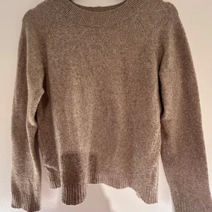 Beige stickad tröja från Vero Moda - Mysig beige stickad tröja från Vero Moda. Perfekt för kyliga dagar med sin mjuka och bekväma passform. Tröjan har långa ärmar och ribbade kanter vid hals, ärmslut och nederkant. Kontakta mig om det är något. Köparen står för frakten💕