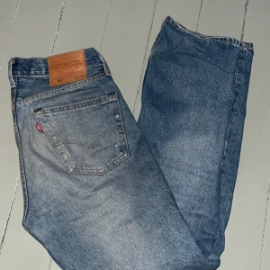 Blå Levis 501 - Ett par snygga blåa levis 501