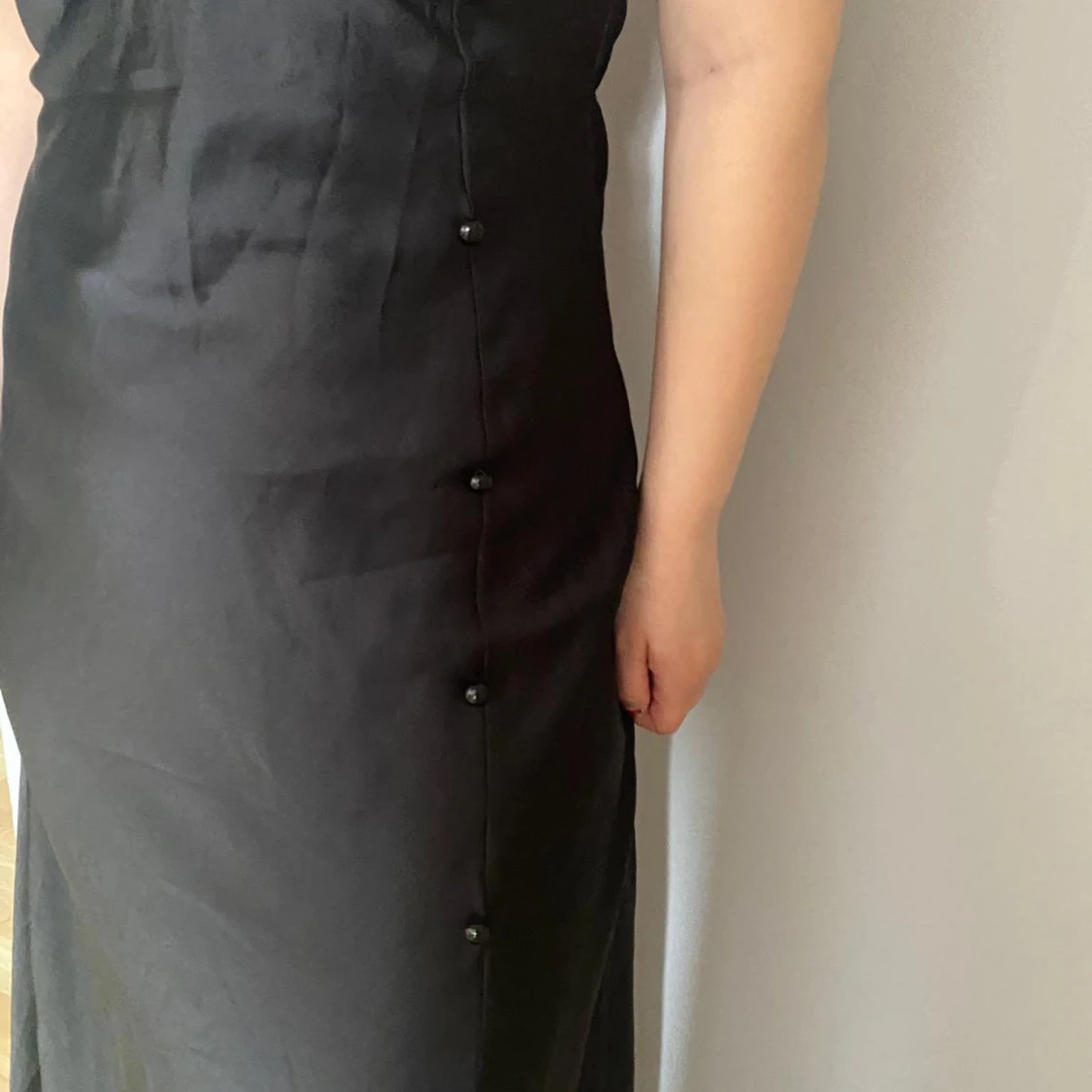 Svart långklänning med knappar - 4