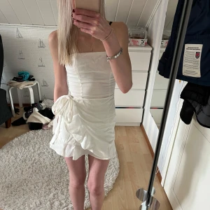 Vit klänning från Princess Polly - söt klänning från princess polly med lapparna kvar💗 säljer då den var lite för kort för mig och hann inte returnera. NYPRIS 700kr