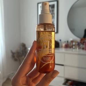 Sol de Janeiro - Säljer denna näst intill oanvända sol de janeiro parfymen (se bild hur mycket det finns kvar) för 249, (originalpris: 300)
