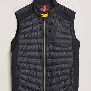Svart  väst från Parajumpers - Snygg svart väst från Parajumpers med dragkedja . Västen har en bröstficka med dragkedja och är perfekt för lager-på-lager-stil. Passar bra för både höst och vår.