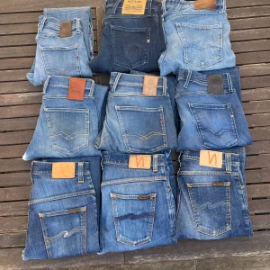 9 par replay anbass och nudie jeans, slim fit jeans - Säljer nu 9 par replay anbass hyperflex och nudies modell grim trim bla. Storlekerna varierar och de finns nått för alla, kan säljas i bulk med bättre pris, enskilda annonser uppe på min profil🤩🙌