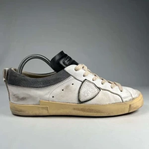 Philippe model - Säljer ett par stiliga Philippe models i storlek 41 eu. Inga skador utan bara smutsiga och kan se väldigt nya ut med bara lite tvättning. Pris kan diskuteras. Vi kommer tvätta de innan de skickas.