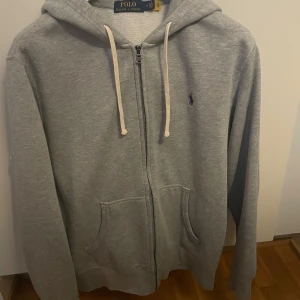 Grå hoodie från Ralph Lauren - Säljer en Ralph Laurent hoodie som är använd men bra skick ny pris ca 2000kr  hör av dig vid funderingar eller intresse 