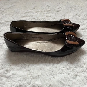 Bruna ballerinaskor - Snygga vintage ballerinaskor som tyvärr var för små för mig😔lite små i storleken alltså. Stora rosettliknade detaljer framtill som ger en cool touch. Perfekt nu till våren/sommaren! Som ni ser är dom rätt smutsiga på undersidan, men det går nog lätt bort. 