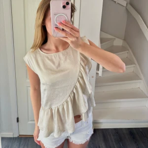 Fest topp - Superfin fest topp i bra skick⭐️beige/ guld/ vit färg