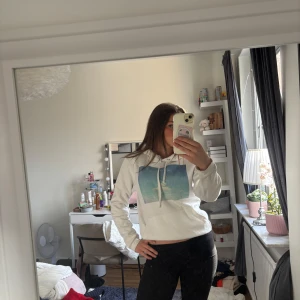 Vit hoodie med tryck - Säljer denna superfina hoodie från The Cool Elephant. Använd ett fåtal gånger. Priset kan diskuteras och frakten ingår ej💕💕