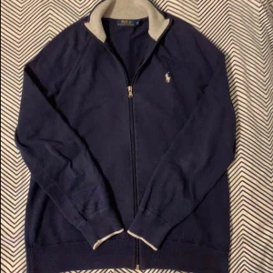 Ralph Lauren Cardigan - Sjukt fet och sällsynt cardigan från Ralph Lauren som är slutsåld. Nypris 1800. Storlek Medium men passar bra på mig som vanligtvis har S. Något kortare i längden så passar bäst på en som är upp till Max 180 gissar jag på. Passar bra på mig som är 176. Mycket bra skick utan defekter. Perfekt julklapp! Hör av er vid frågor eller om ni vill ha mått!🎅🙂Mått: Längd från Axel och ner 64 cm, bredd under armhålorna 51 cm