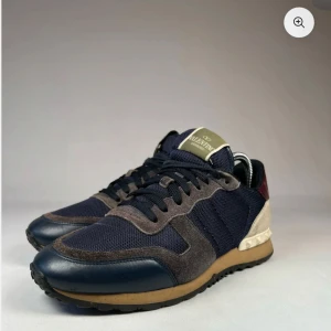 Valentino Rockrunner  - Säljer nu dessa snygga Valentino Rockrunner skor i bra skick. Skorna har en stilren design med snörning och en unik detalj med nitar på hälen. Perfekta för vardag. Skriv gärna om ni har några funderingar så svarar jag så snabbt som möjligt! Passar de som har 39-40