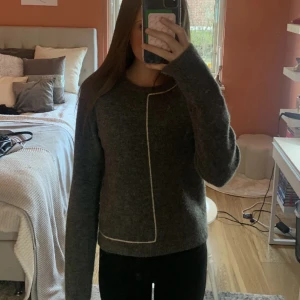 Grå tröja från Zara - Säljer en grå tröja från Zara, den är i bra skick och har knappts andvänts! Den är i ”s” men sitter mer som ”xs”.