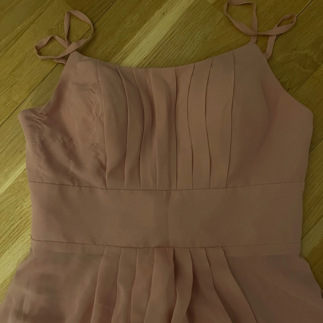 Rosa klänning med knytband