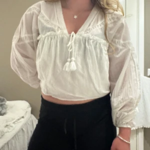 Söt somrig vit blus  - Säljer denna vita blusen från Gina tricot 