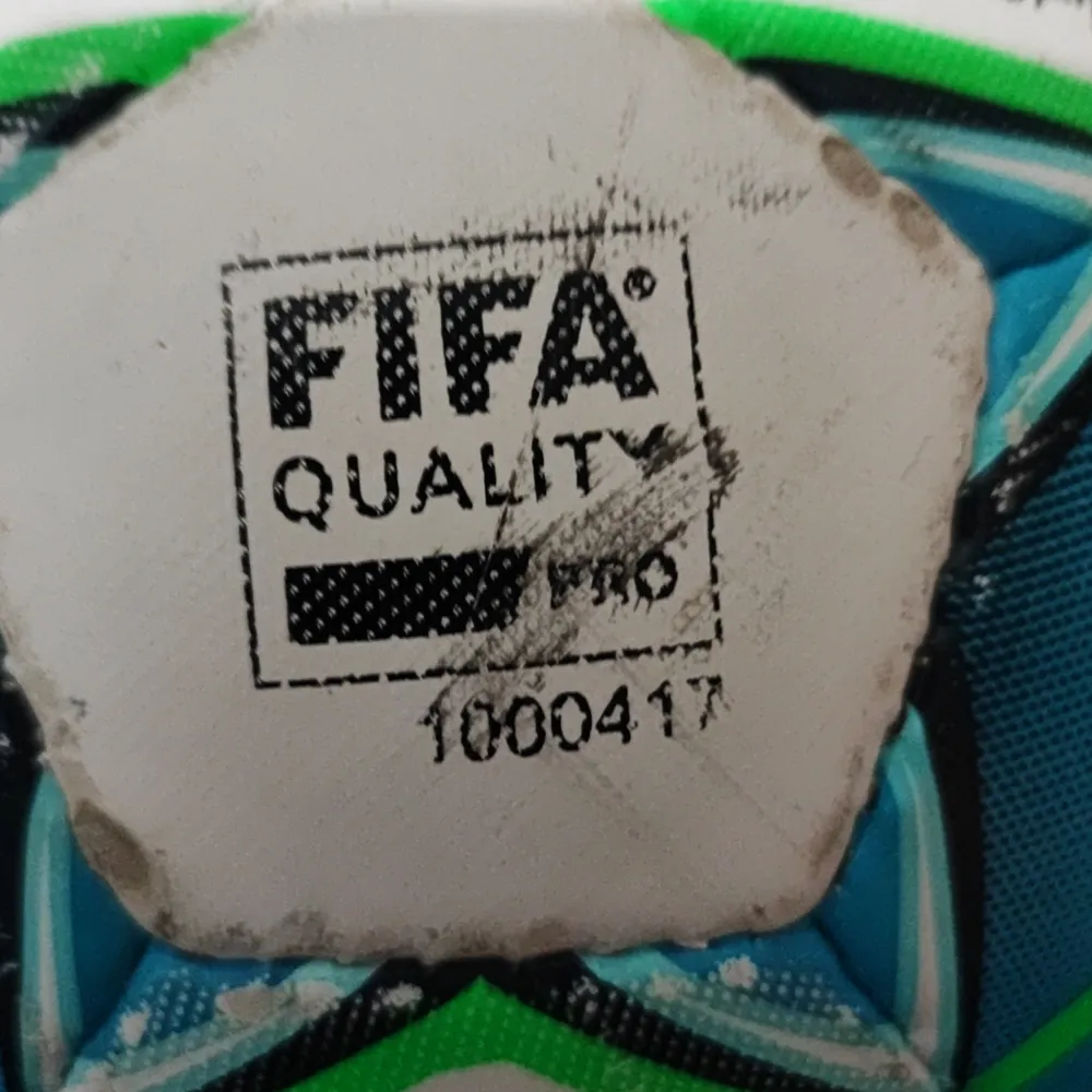 Säljer en futsalboll från Select med FIFA Quality Pro-märkning. Bollen har en färgglad design i blått, grönt och vitt. Perfekt för inomhusspel och uppfyller officiella storleks- och viktkrav. Köp direkt eller ge prisförslag ⚽. Muu.