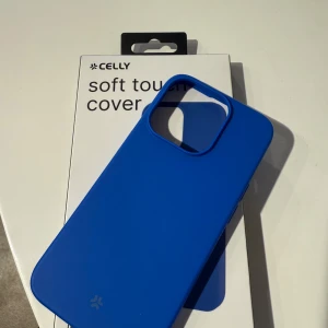 Blått mobilskal från Celly för iPhone 15 Pro - Oanvänt i sin förpackning. Tog endast ut för att visa färgen riktigt. Säljer detta snygga blåa mobilskal från Celly, designat för iPhone 15 Pro. Skalet har en mjuk yta som ger ett bra grepp och skyddar din telefon mot repor och stötar. Perfekt för att hålla din mobil säker och stilren.