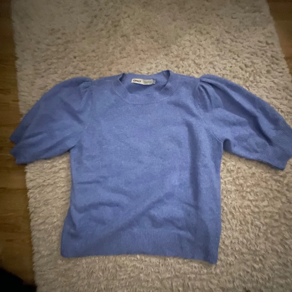 Säljer en söt blå tröja från ONLY med puffiga ärmar. Perfekt för en stilren look. Tröjan har en rund halsringning och är tillverkad i ett mjukt material. Är i bra skick då den används 1-2 gånger innan.. Neuleet.