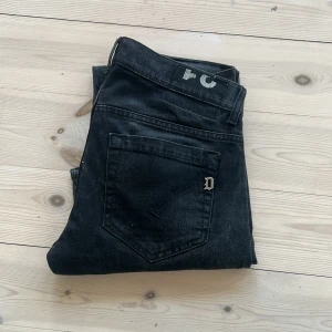 Dondup jeans - Säljes ett par super schyssta dondup jeans med 31W och 100cm längd. Byxorna har en stilren svart färg med det silvriga D;et. Dom är otroligt sköna med en smalare passform. Passar 29-30W, är inte skumt tvättade, det är bara hur dondup storlekarna är. 