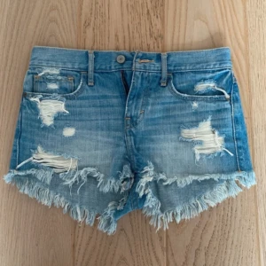 Lågmidjade jeansshorts  - Snygga lågmidjade jeansshorts! Midjemått runt 73🩵