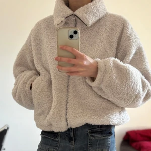 LULULEMON teddyjacka - Supermysig teddyjacka från Lululemon med dragkedja och justerbar nederkant. Stl 6, perfekt oversized på mig som vanligtvis bär mindre storlekar. Intressekoll för jag är inte helt säker på att jag vill sälja, älskar denna sjukt mycket! Tveka inte på att höra av er :)