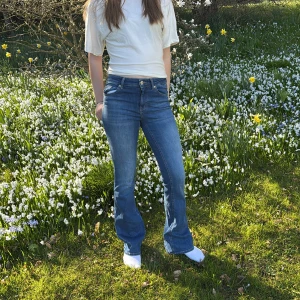 Blå bootcut jeans från ONLY - Säljer ett par snygga blå bootcut jeans från ONLY. De har en klassisk femficksdesign och en bekväm passform. Perfekta för en avslappnad stil. 