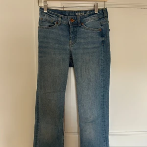 Blå low waist jeans - Snygga blå lågmidjade bootcut jeans. Perfekta till alla tillfällen. Vet inte märke. Bara använda fåtal gånger så de är i bra skick.