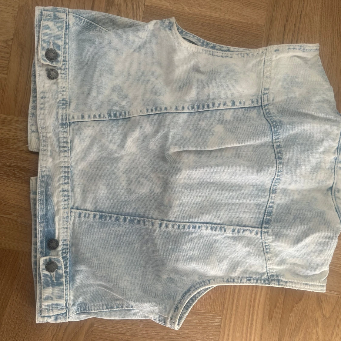 Ljusblå jeansväst med knappar - 2