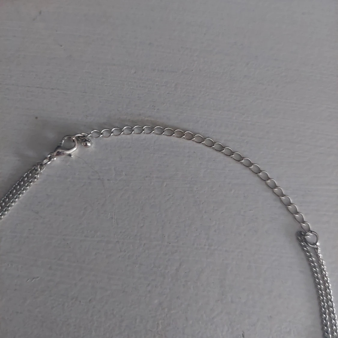 Silverfärgat halsband med stjärndetaljer - 3