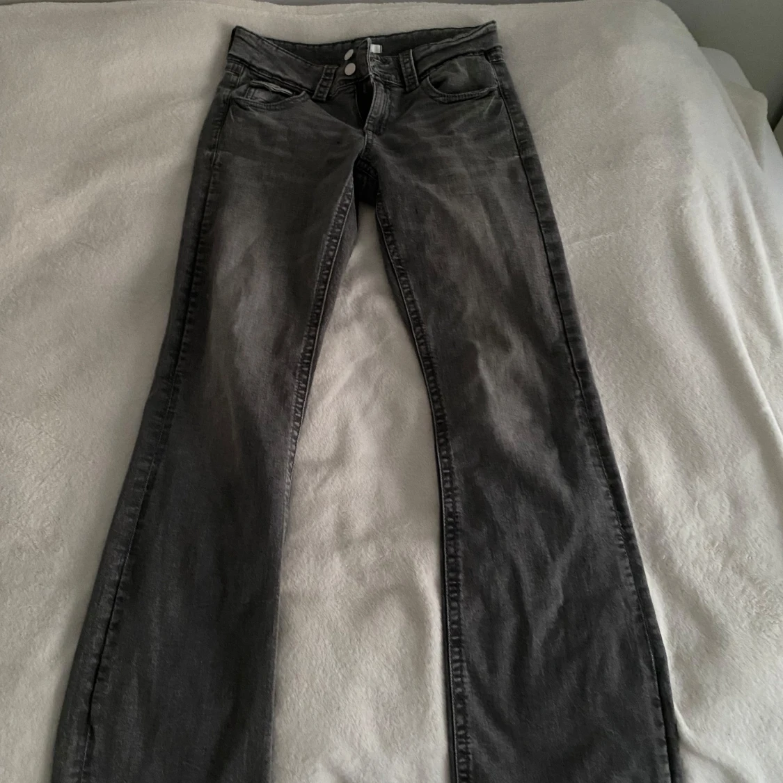 Grå jeansbyxor från Gina Tricot