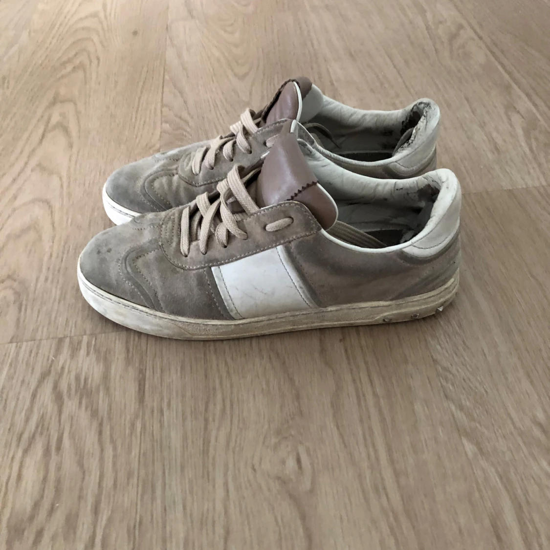 Beige valentino flycrews