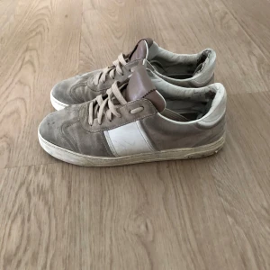 Beige valentino flycrews  - Säljer ett par beiga valentino flycrews storlek 39 passar storlek 40 också. skick 4-10 säljer dem för dem blivit för små och bara står skräpar är hemma. 800kr vill jag ha men priset inte hugget i sten.  Negativa är att det är ingen box till och har tappat lite spickar eller va det heter. Sen behöver dem en tvätt för dem väldigt smutsiga. Nypris 4500 tro jag. Men det är inga hål nå stans eller nått. Bara väldigt smutsiga.