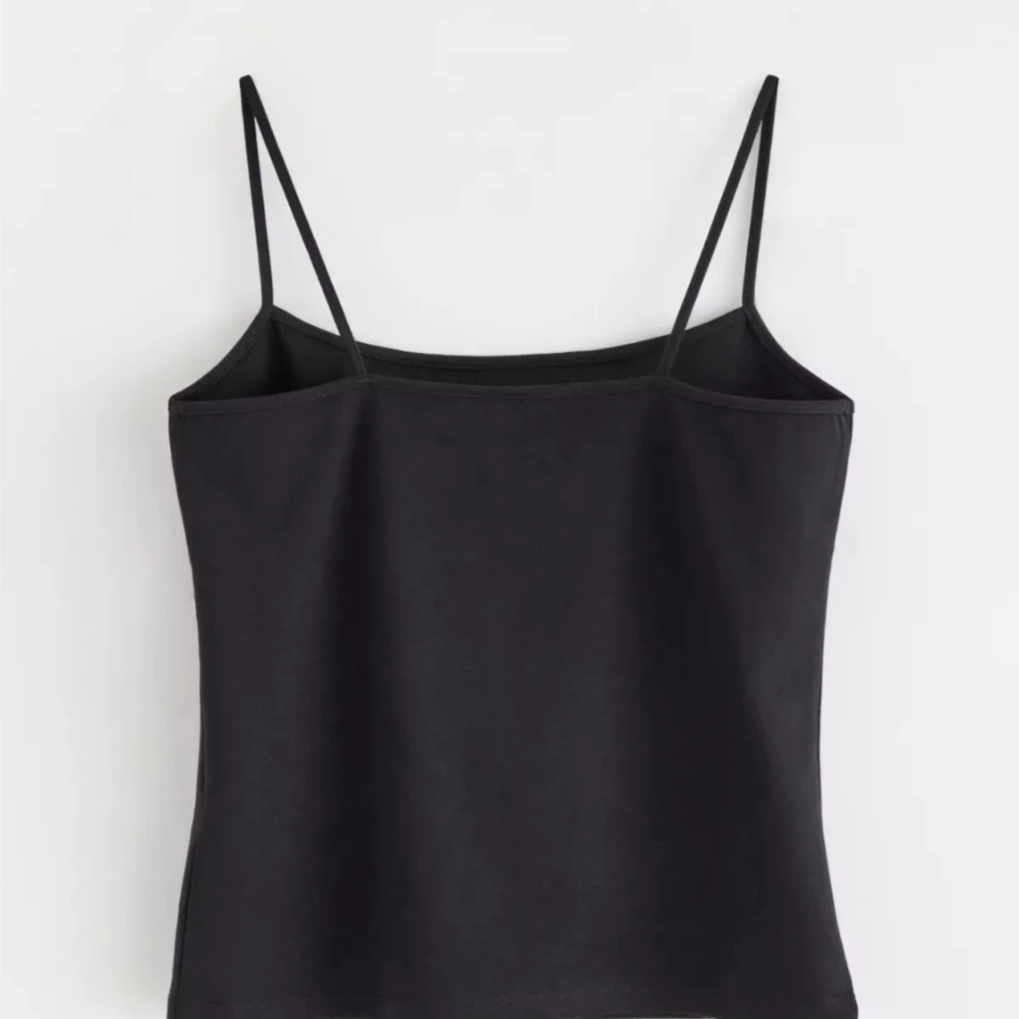 Svart linnetopp med smala axelband - 3