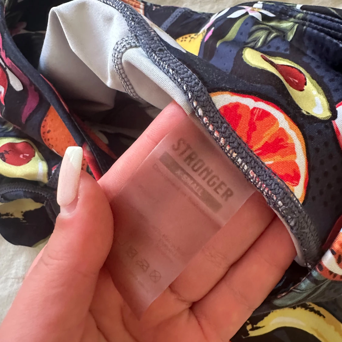 Färgglada träningsleggings från Stronger med fruktmönster - 2