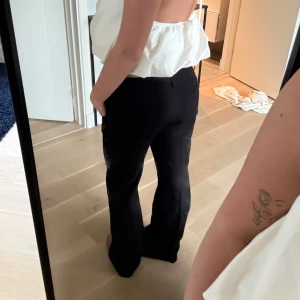 Lågmidjade kostymbyxor  - Lågmidjade Bootcut kostymbyxor i st 40. Jag har vanligtvis storlek 36/38, tycker dem sitter som en 38! knappt använda❤️‍🔥