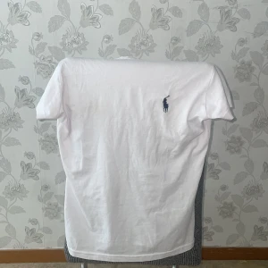 Polo Ralphlauren T-shirt  - Hej säljer min polo ralphlauren T-shirt för att den var för liten, matchar till typ allt,  priset kan sänkas vid snabbaffär, den är oanvänd 