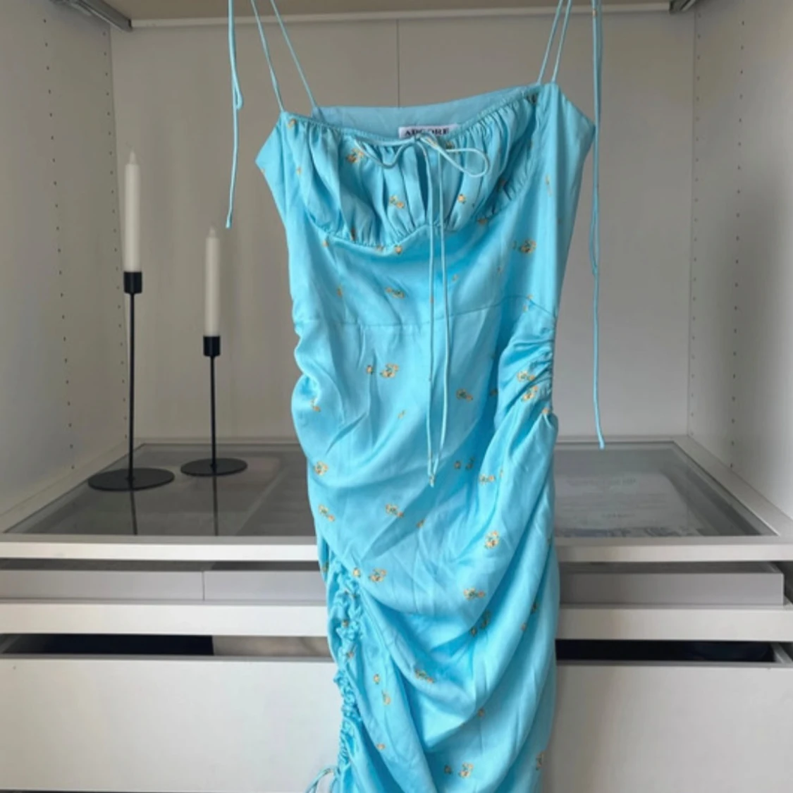 Adoore klänning i ljusblått med gula blommor, i storlek 40 - 2